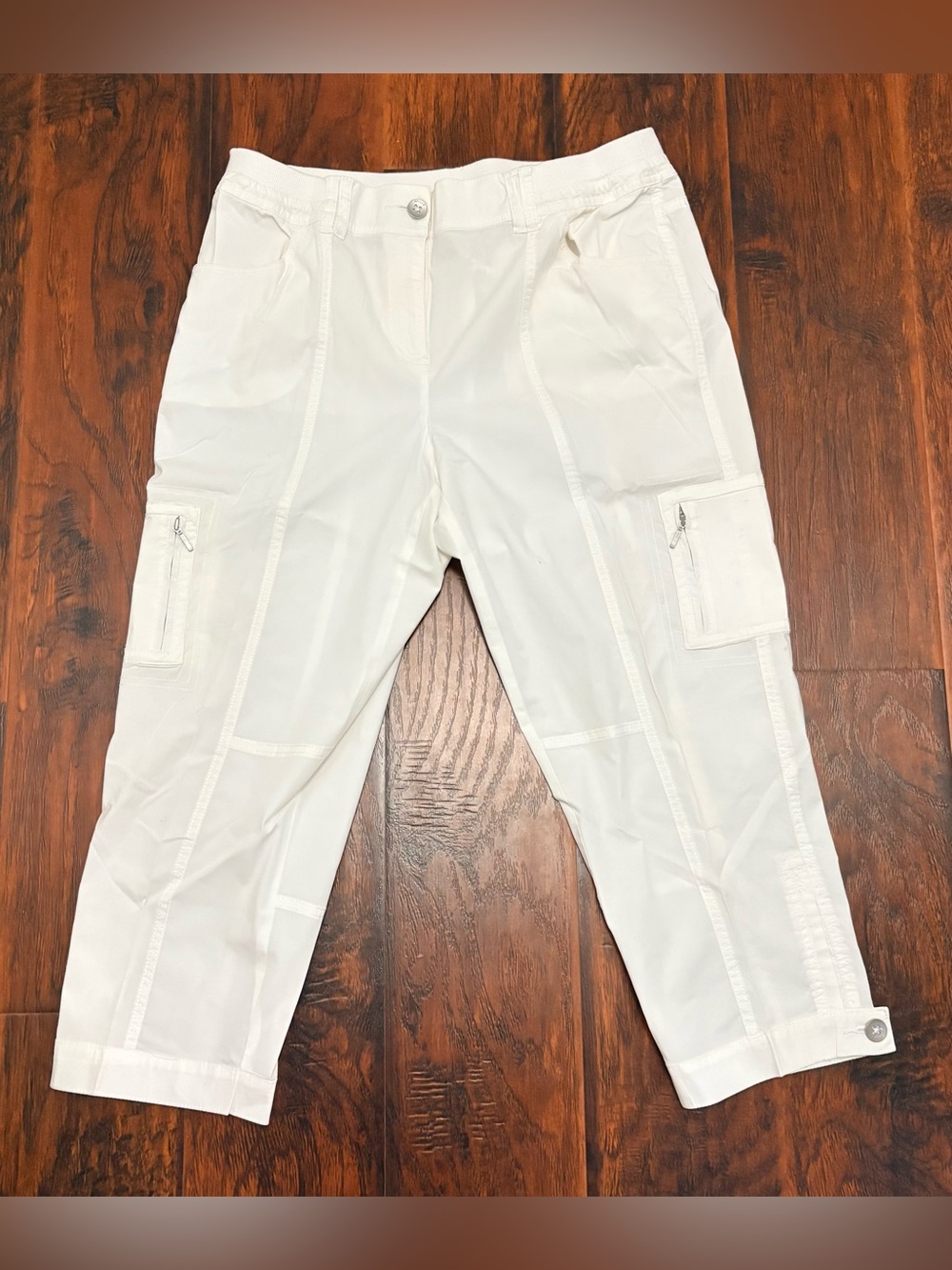 Chico’s White Cargo Crop Pants Size 1.5 Zip Pockets Button Hems